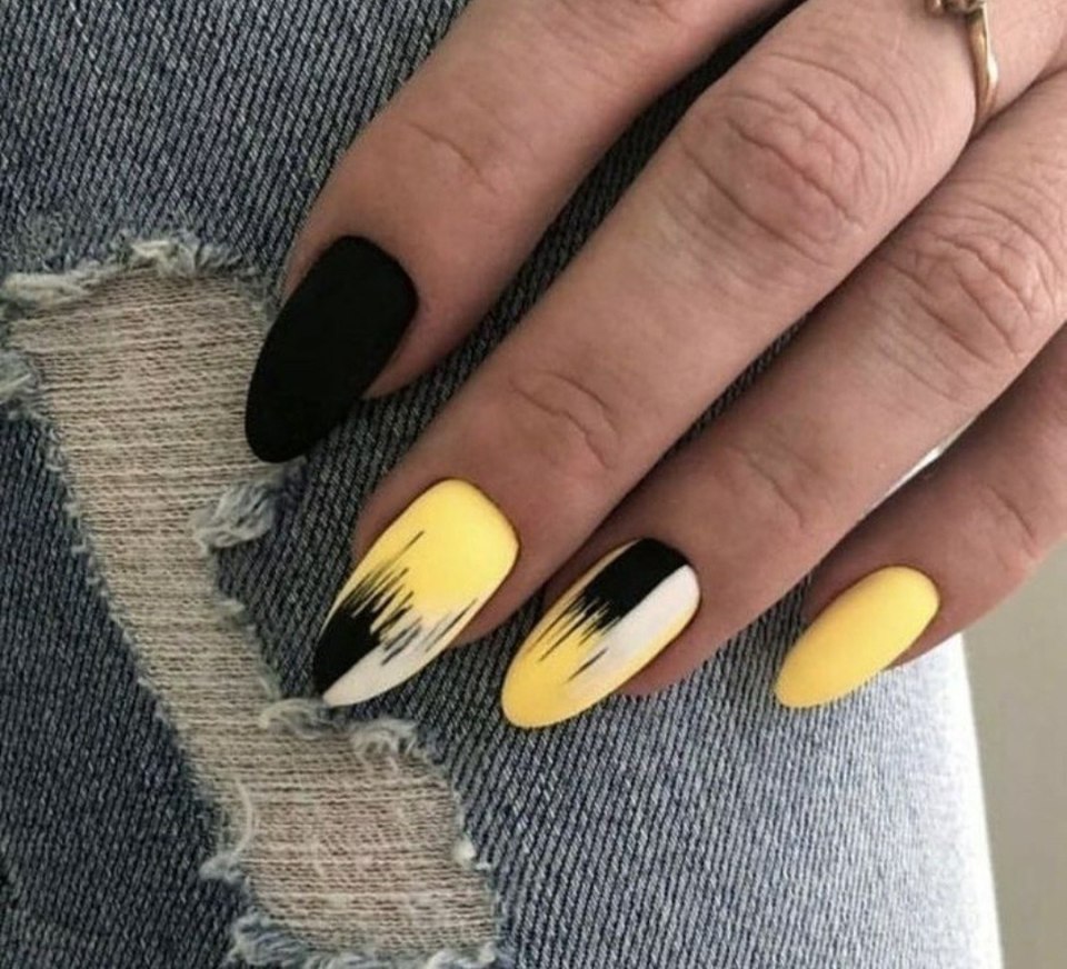 Маникюр жёлтый с чёрным