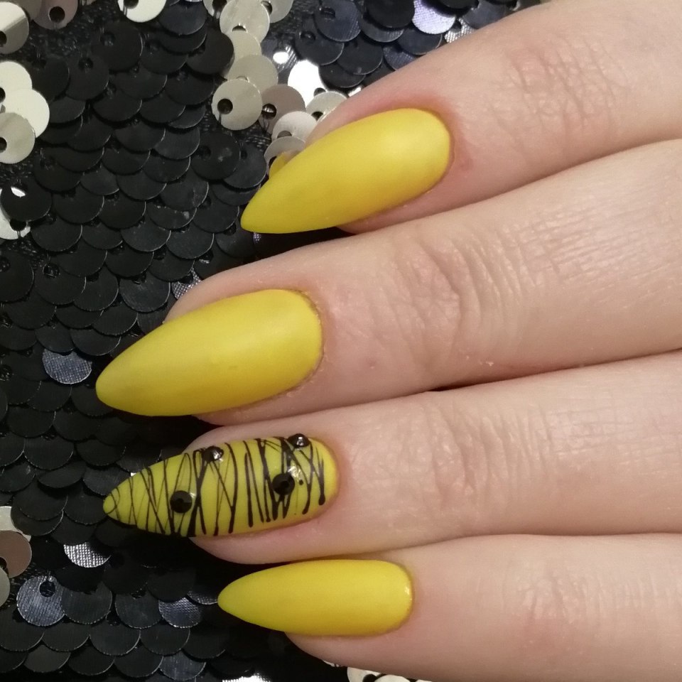 Желтые матовые ногти