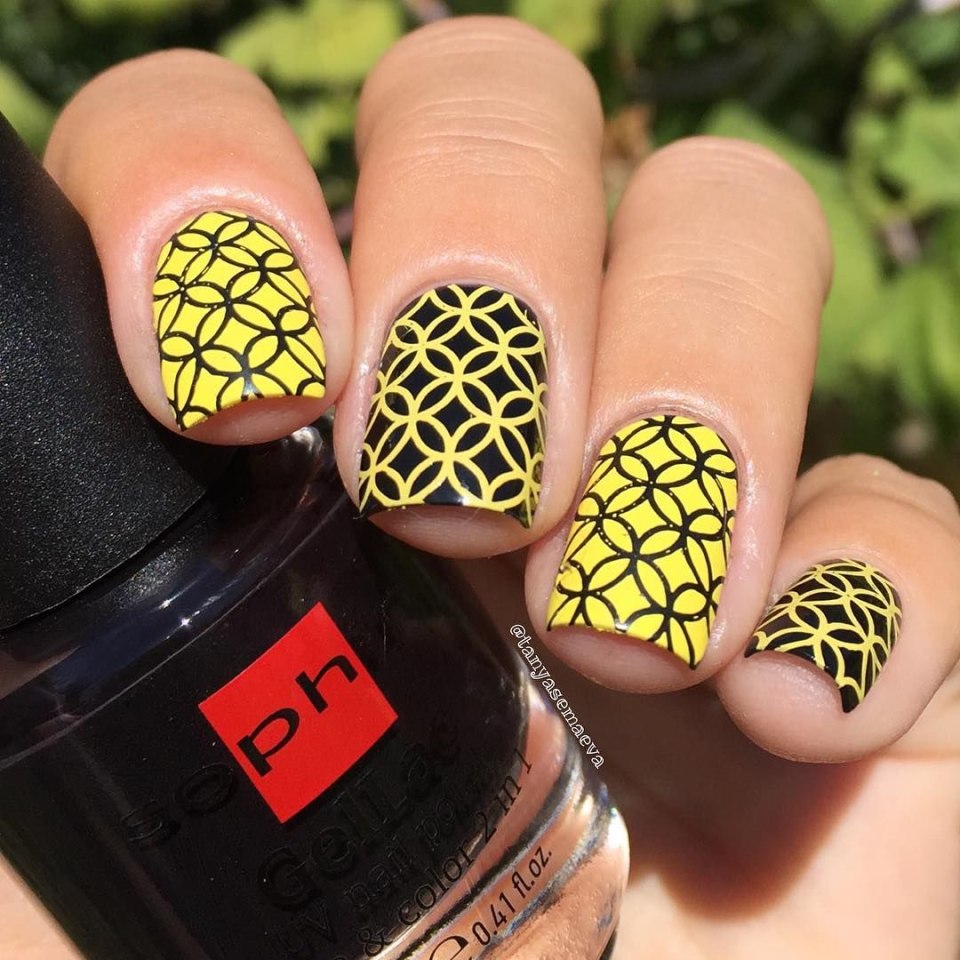 Жёлтый маникюр со стемпингом