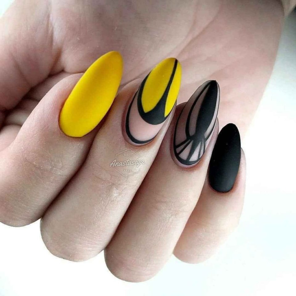 Маникюр горчичный с черным