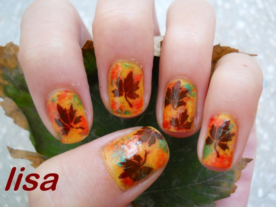 Маникюр с листиком клена