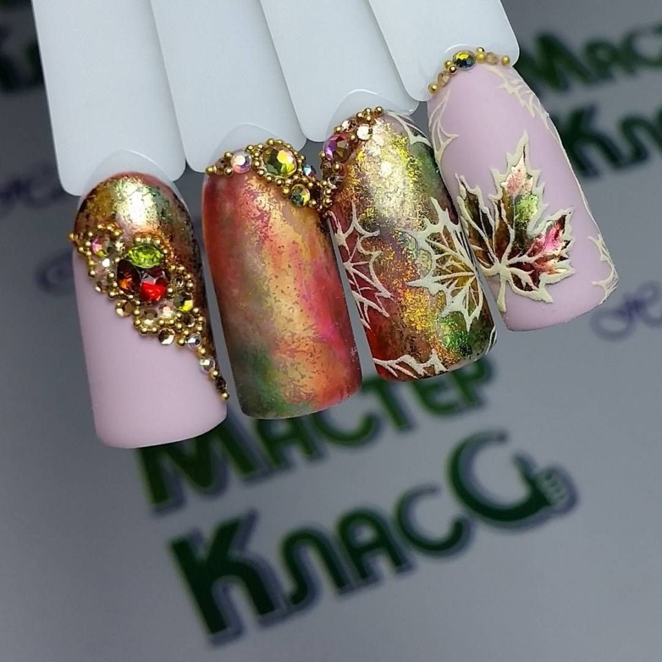 Кленовый лист на ногтях