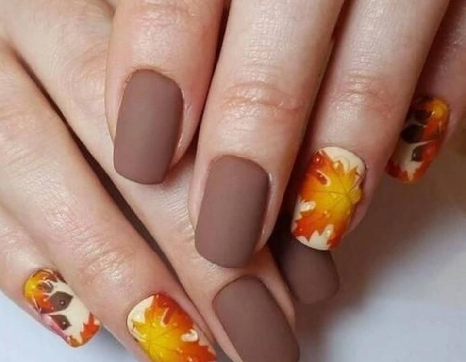 Маникюр желто коричневый осенний