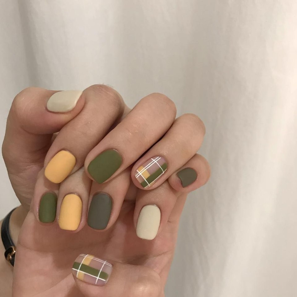 Оливковый маникюр на коротких