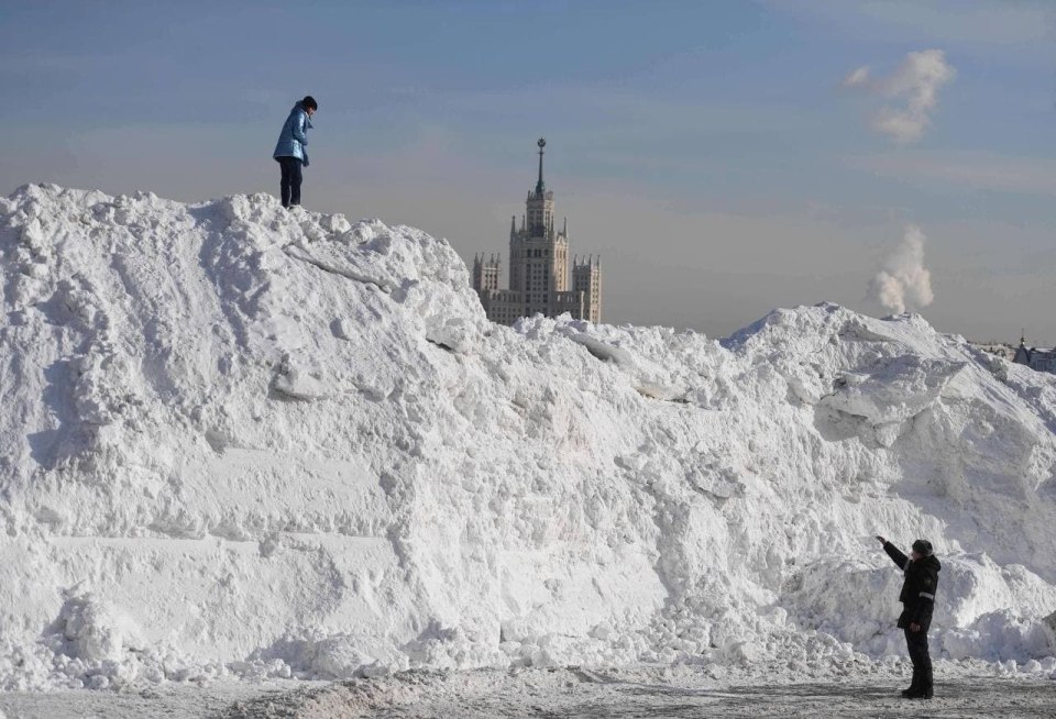 Кучи снега в Москве