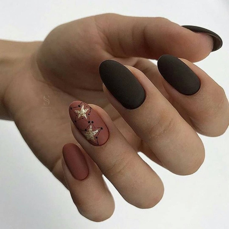 Модный маникюр коричневый матовый