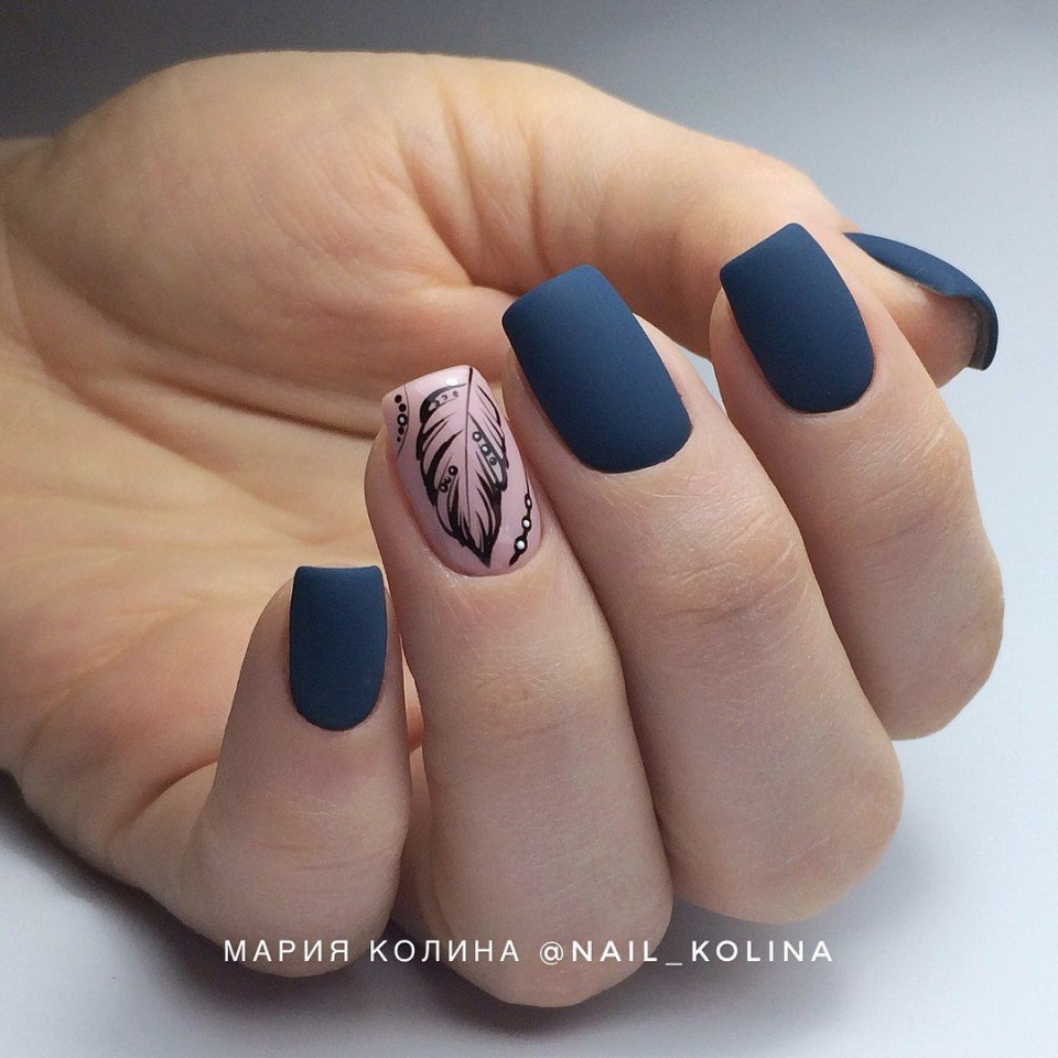 Матовый маникюр с пером