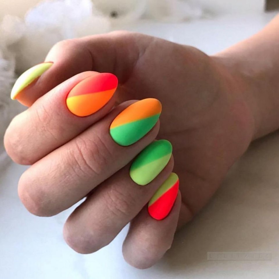 Маникюр разноцветный яркий