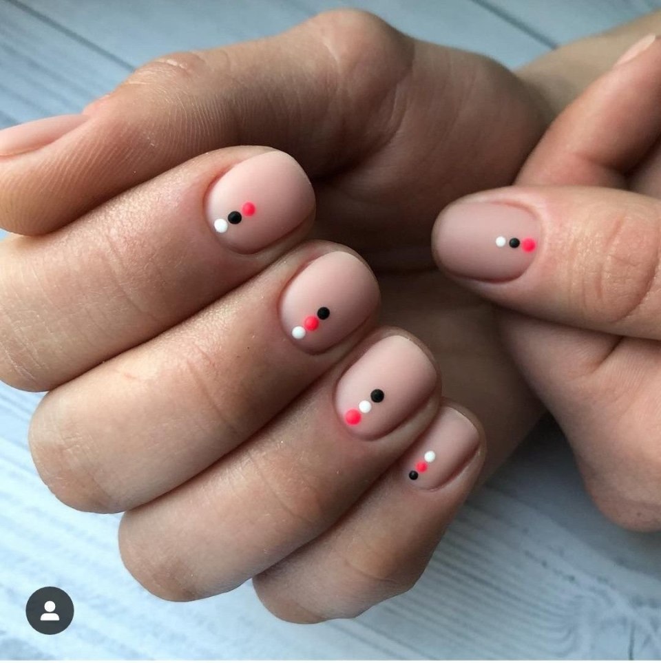 Маникюр на короткие ногти с точками