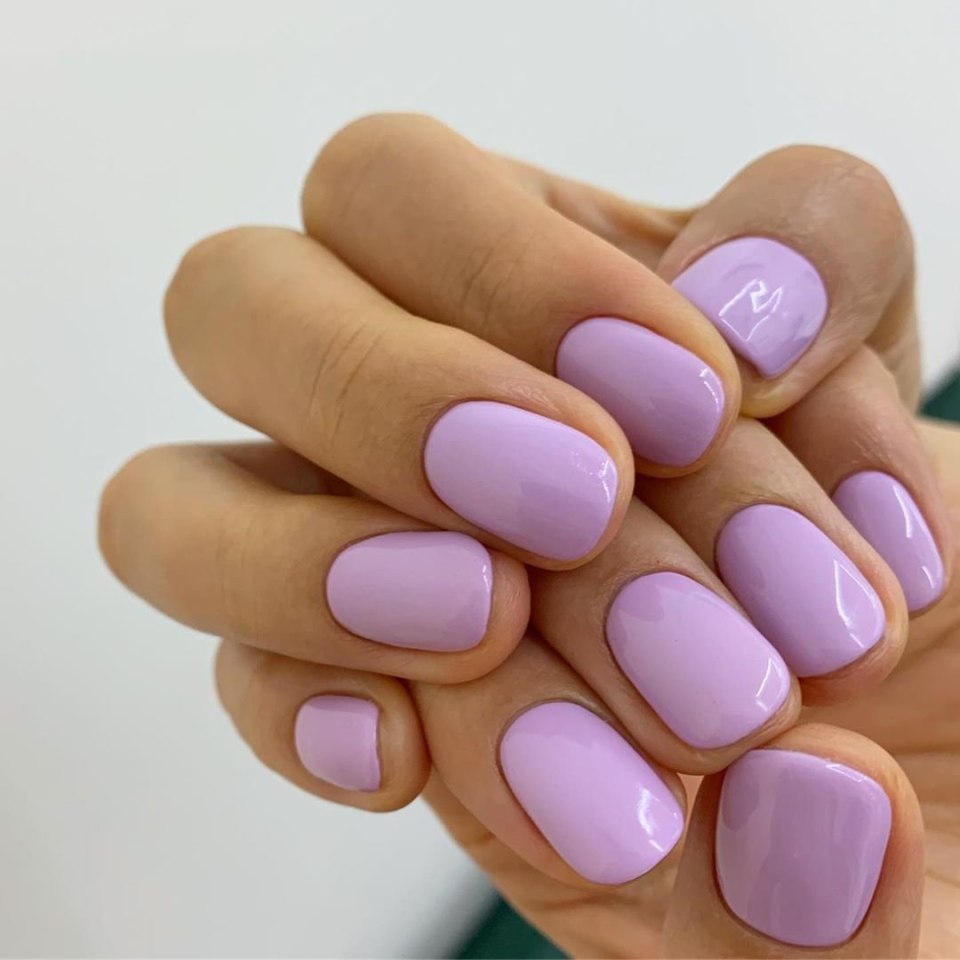 Однотонный маникюр на короткие ногти