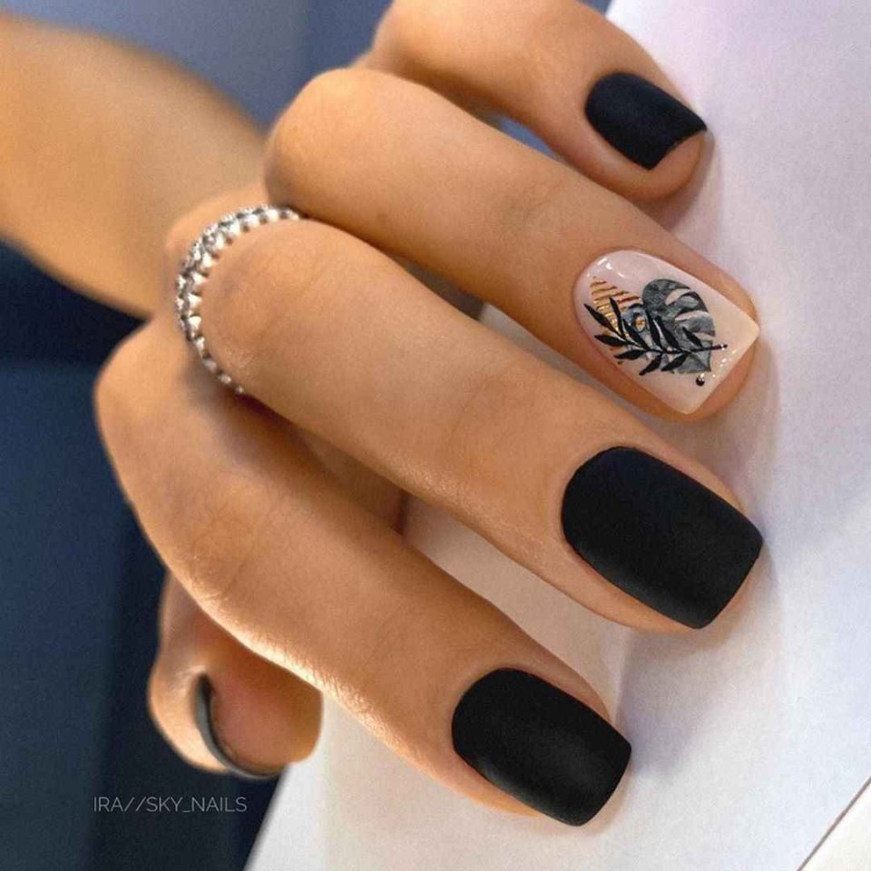 Чёрный маникюр 2022 на короткие ногти