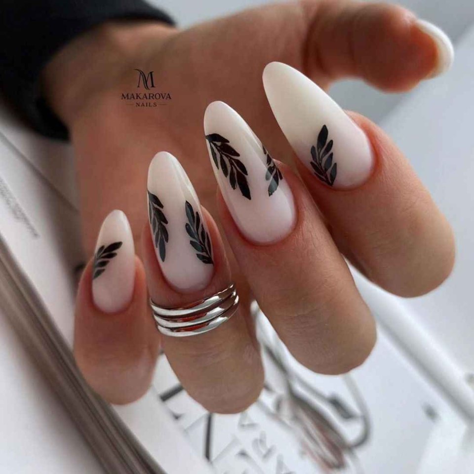 Маникюр с веточками на миндальные ногти
