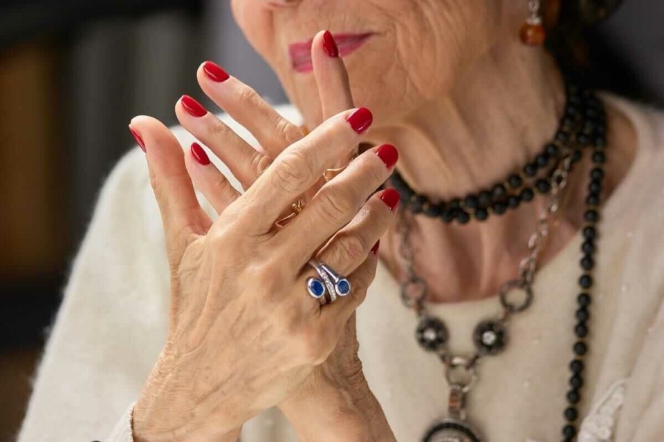 Маникюр для женщин 50+