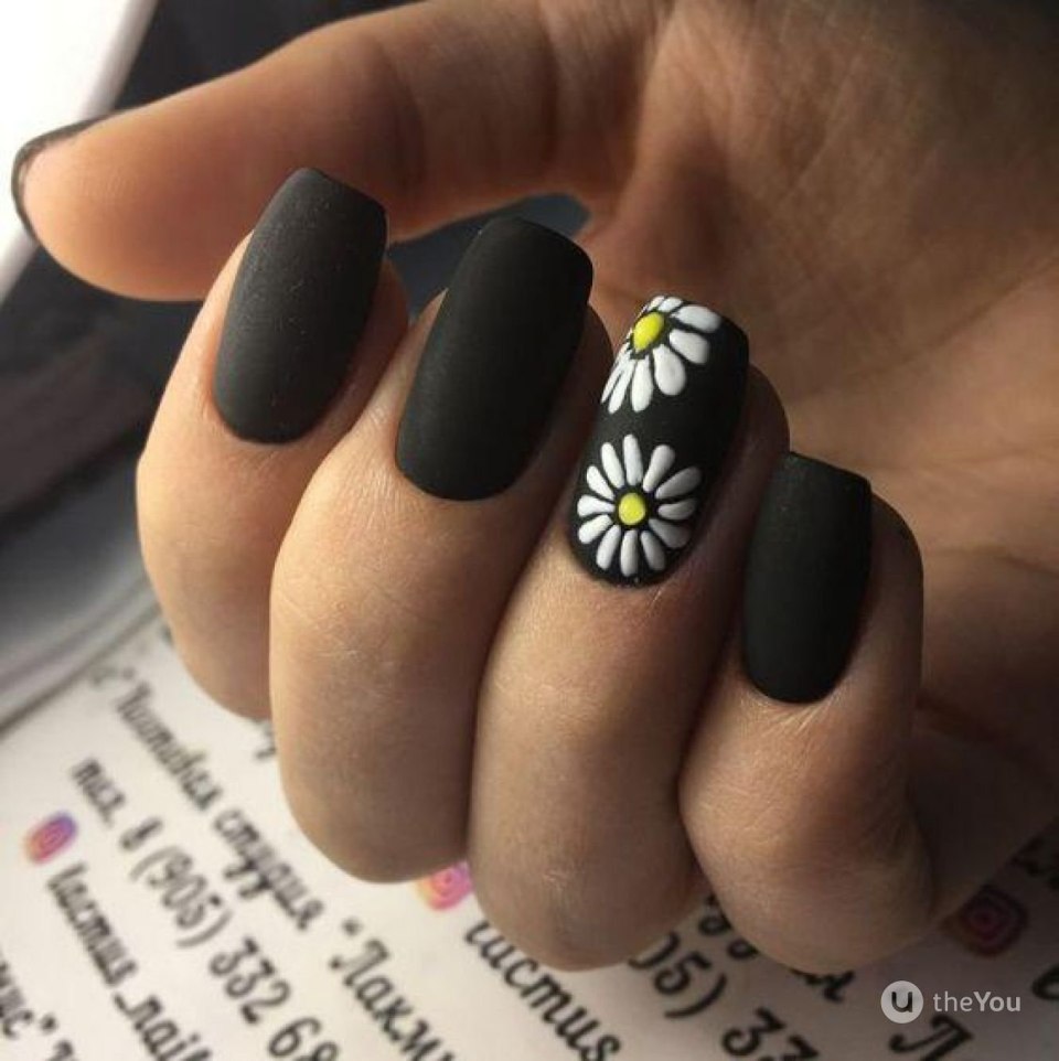 Матовый маникюр с цветочками