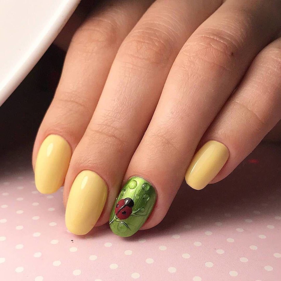Маникюр с яблоком