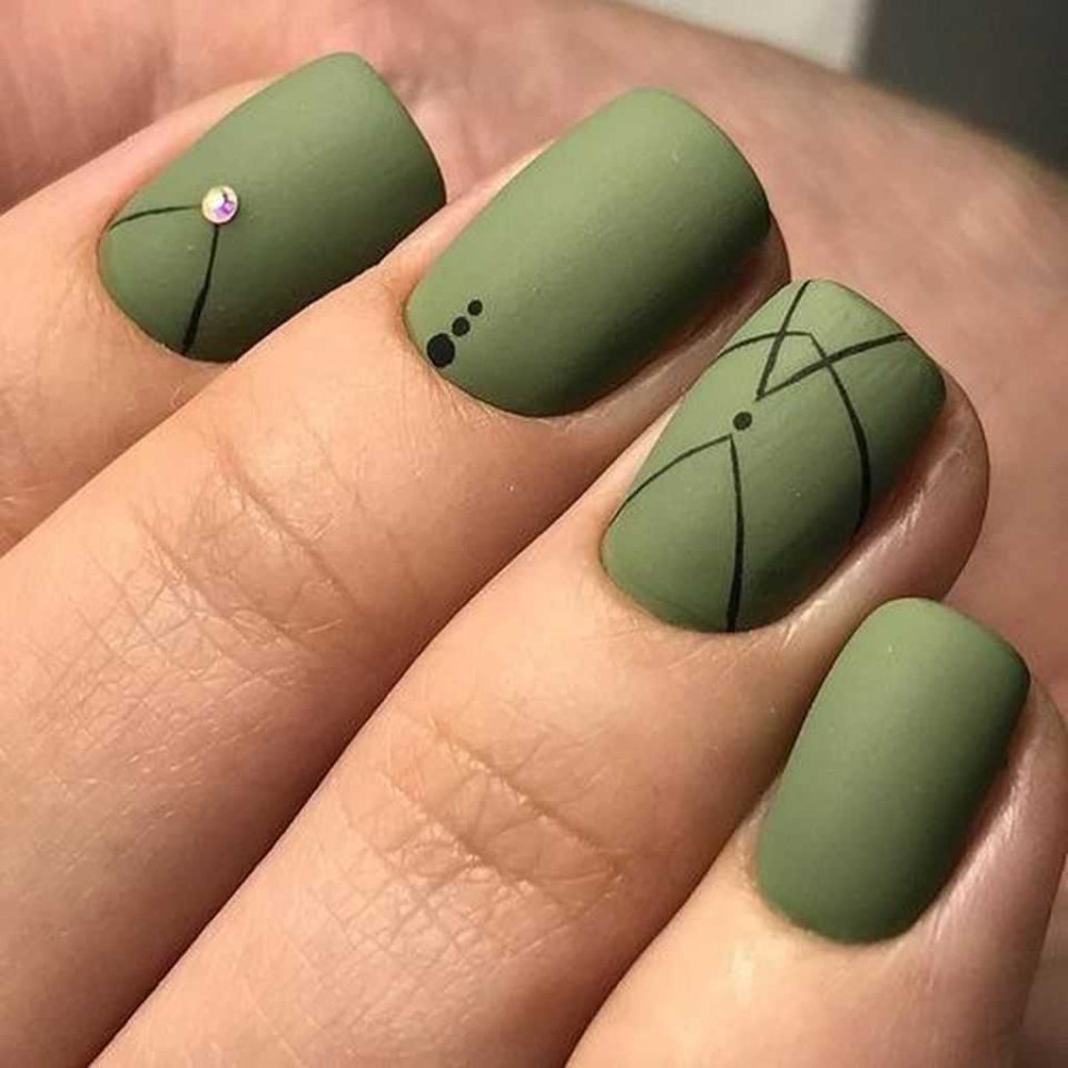 Зеленые ногти короткие