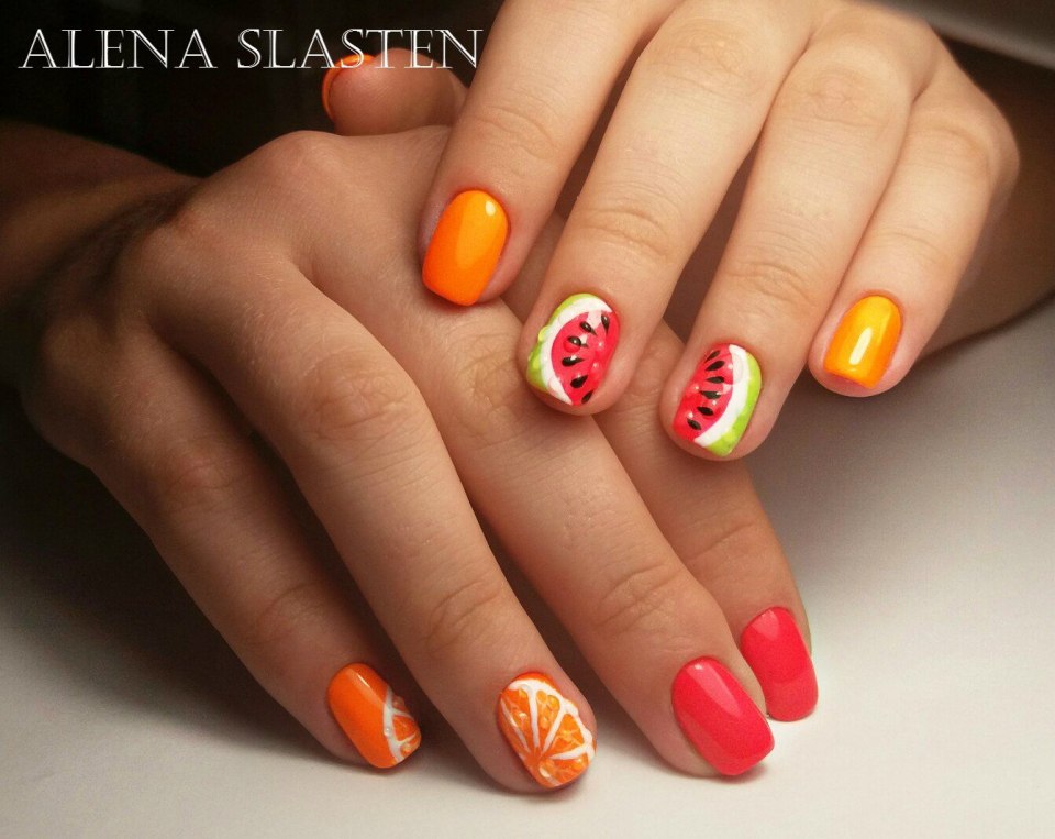 Коралловый маникюр с фруктами