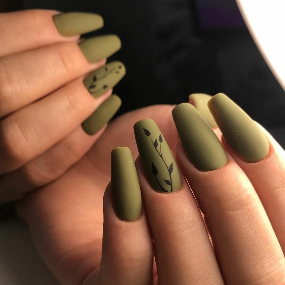 Маникюр хаки