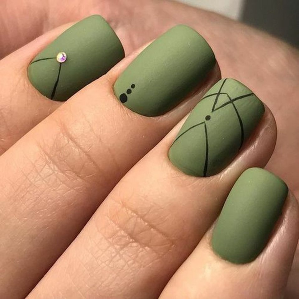Зеленые ногти короткие