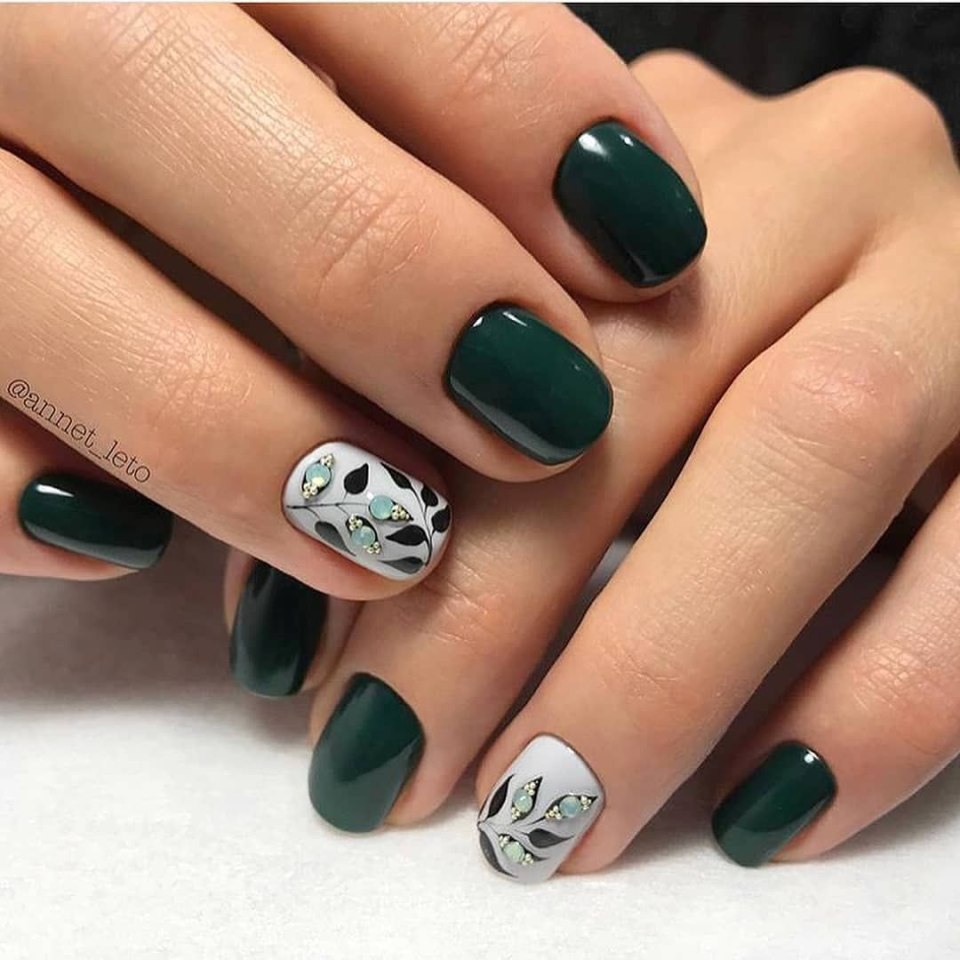 Маникюр на короткие ногти изумруд