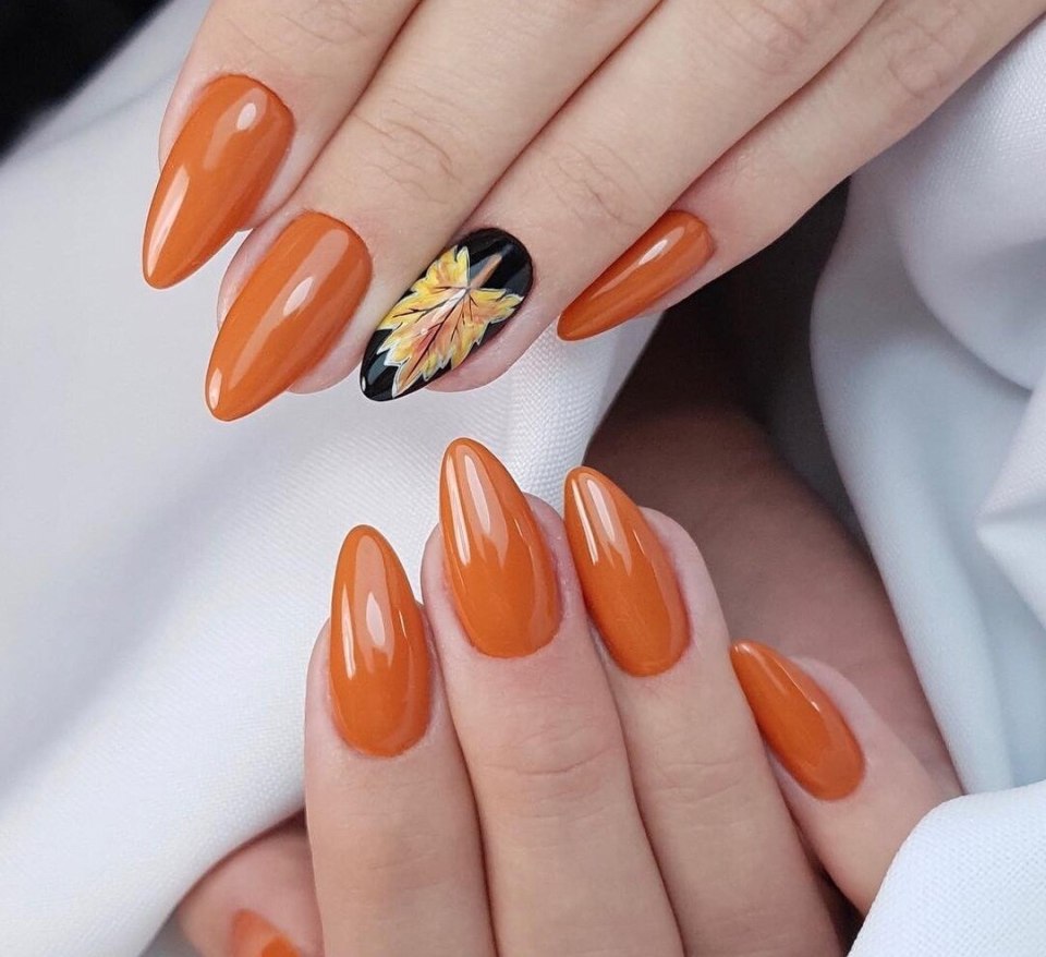 Маникюр осень 2022 миндаль